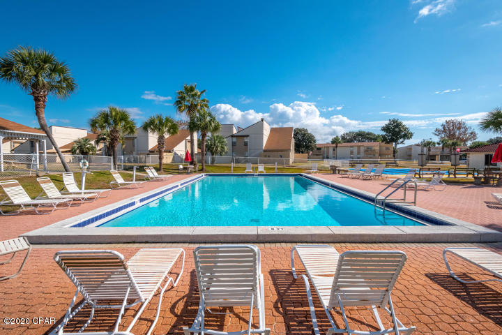 Rare opportunity to own one of the few highly sought after townhomes in Horizon

South! These single-family units don't come available often. This 2 bedroom, 2 ½ 

bath home has extremely low HOA fees, currently $161.50 per month. This is a 

great deal for that special beach dream home or investment property. Horizon 

South is a great Vacation Destination because of its location across the road from 

the Beach in a gated community. The location is ideal, nestled between Hwy 98 

and Front Beach Rd., close to Pier Park with its shopping, restaurants, and not to 

mention the yearlong events it has to offer. Amenities that include 4 Outdoor 

Pools, Beach Access, Hot Tub, Fitness Room, Tennis, Mini golf, Basketball court, 

Horseshoe Pit, Volleyball court, Shuffleboard and Golf Cart frien