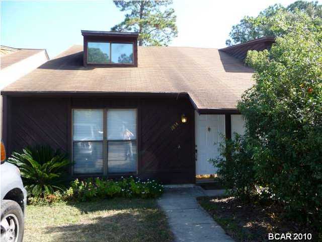 This very nice townhouse is in St.Andrew's close the Lucille Moore school. Has a fenced backyard with a storage shed / workshop. Master suite is upstairs with a full bath and loft.