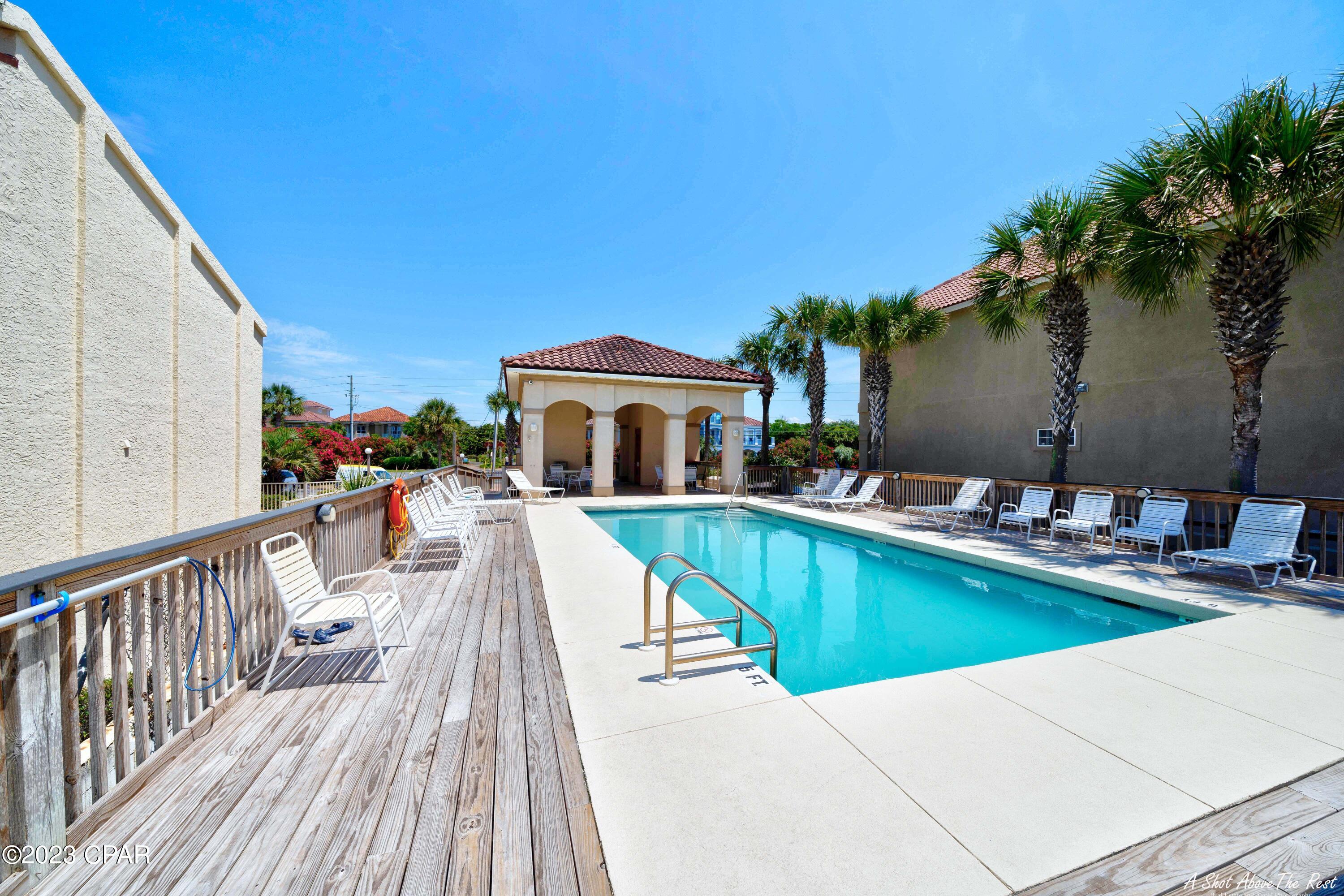 La Valencia Beach Resort - Land