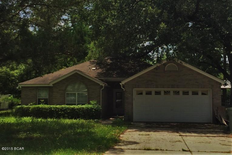 Nice home very close to schools, shopping and parks. Located on a large 100x150 lot this home has the high desired open & split floor plan.

A large great room with a wood burning fireplace, newer floors that are great for high traffic. The master bedroom has a separate area that can be used

for an office or a separate sitting area. Master bath has a a separate shower and a garden jet tub that also has a shower. Two closets, his and hers and a double vanity.