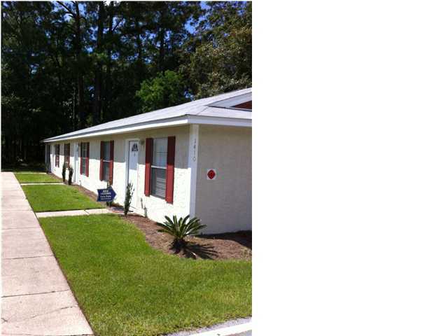 CONVENIENTLY LOCATED IN THE HEART OF LYNN HAVEN BETWEEN MOWAT MIDDLE SCHOOL AND LYNN HAVEN ELEMENTARY SCHOOL. ONLY TWO BLOCKS TO THE WINN DIXIE SHOPPING CENTER. CHARMING SET OF SINGLE STORY APARTMENTS, COMPLETE WITH FULL SIZED WASHER AND DRYER, DISHWASHER, 16'' TILE FLOORS,PLUSH CARPETING, 2'' CONTEMPORARY BLINDS,7 DAY PROGRAMMABLE THERMOSTAT, CENTRAL HEAT AND AIR, LOOKS GREAT! PETS NEGOTIABLE WITH A NON-REFUNDABLE $150 PER ANIMAL FEE. *SMALL DOGS UNDER 25 LBS ALLOWED* ROOMS SIZES ARE APPROXIMATE, MEASURE IF REQUIRED.