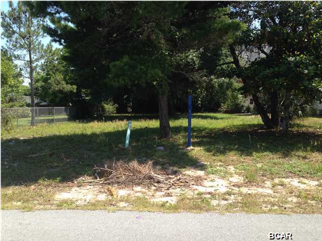 Great location for building on, just a couple of streets from GULF! Conveniently located near beaches, schools, park, shopping,etc.