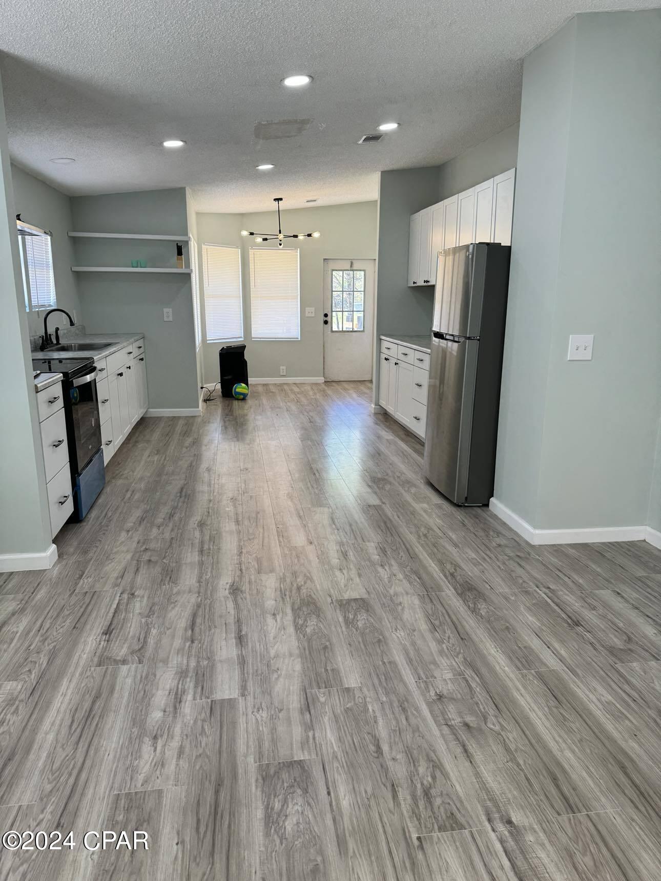 Woodview Est 1st Add - Residential