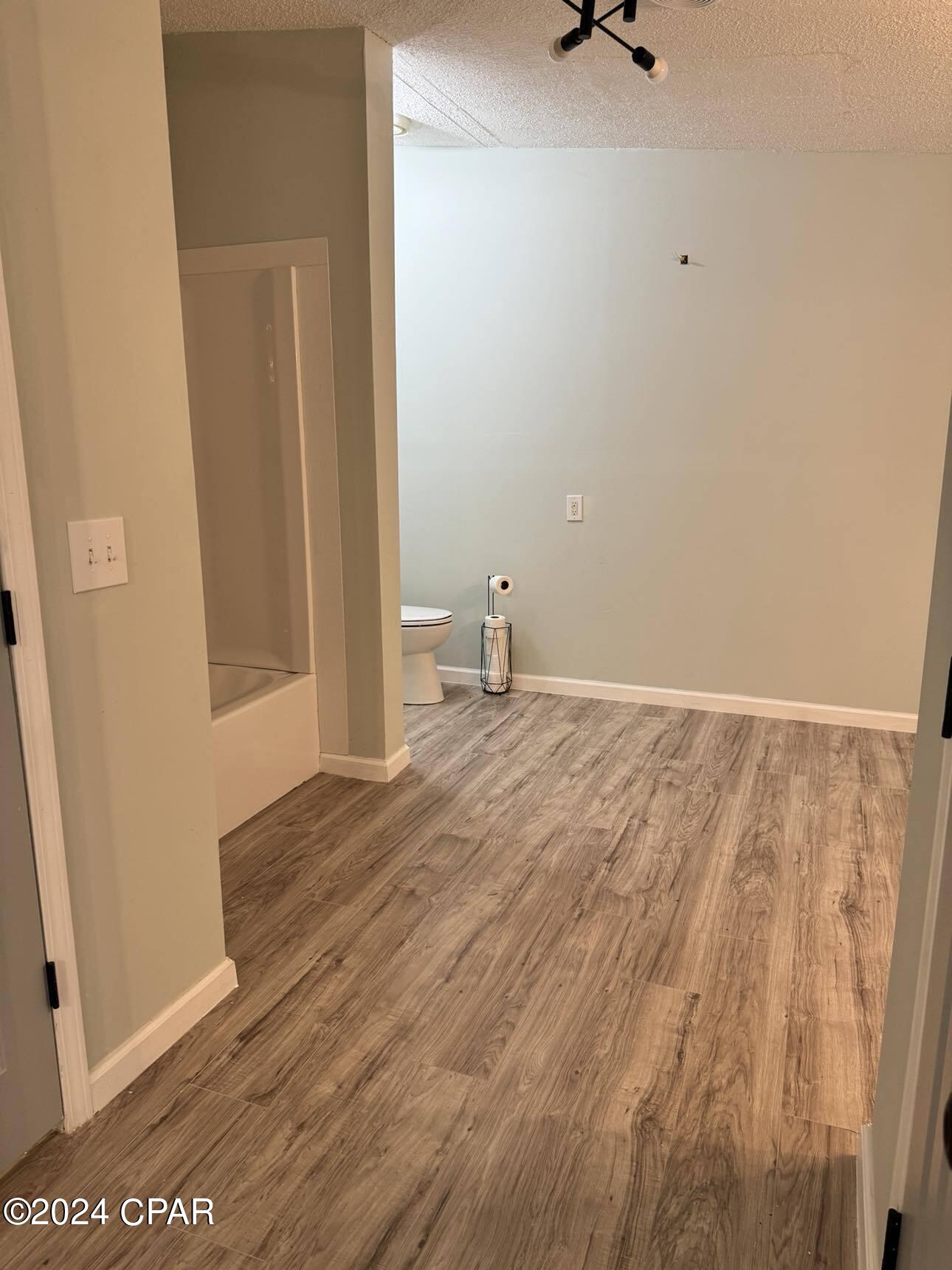 Woodview Est 1st Add - Residential