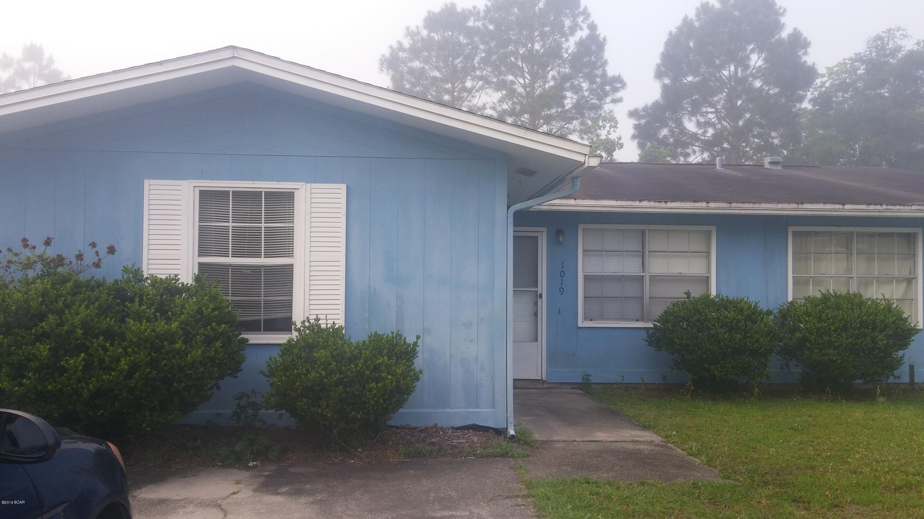 Great location for this Duplex, close to schools, churches, shopping.