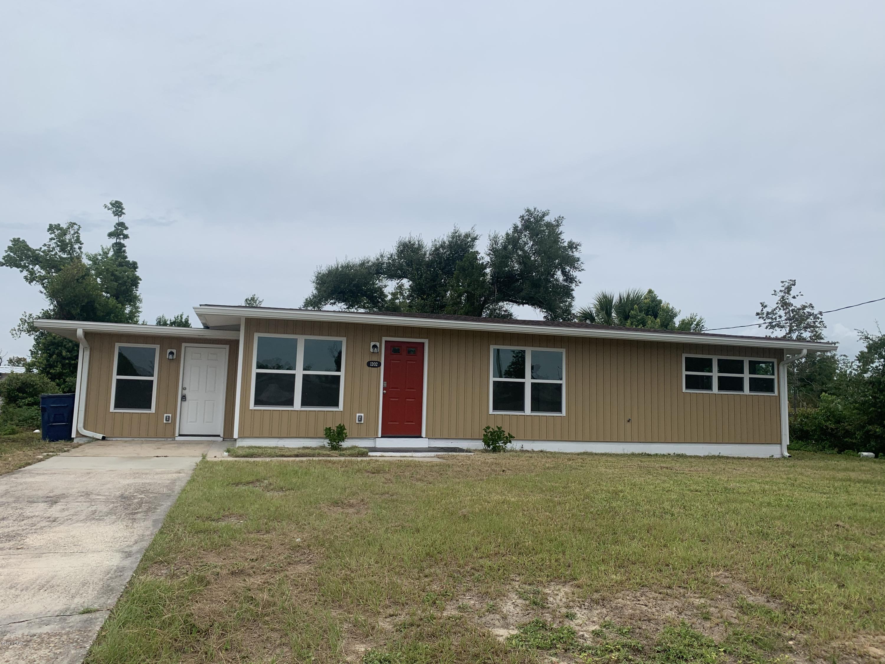 Newly remodeled 3 bed 2 bath home centrally located off of Stanford Rd. Has additional space with separate entrance that could be used as an office, bonus room, or small fourth bedroom. Features a galley style kitchen with new stainless steel appliances with separate living and dining areas. Large laundry room with washer and dryer connections. Has ample yard space in both the front and back. NO PETS.