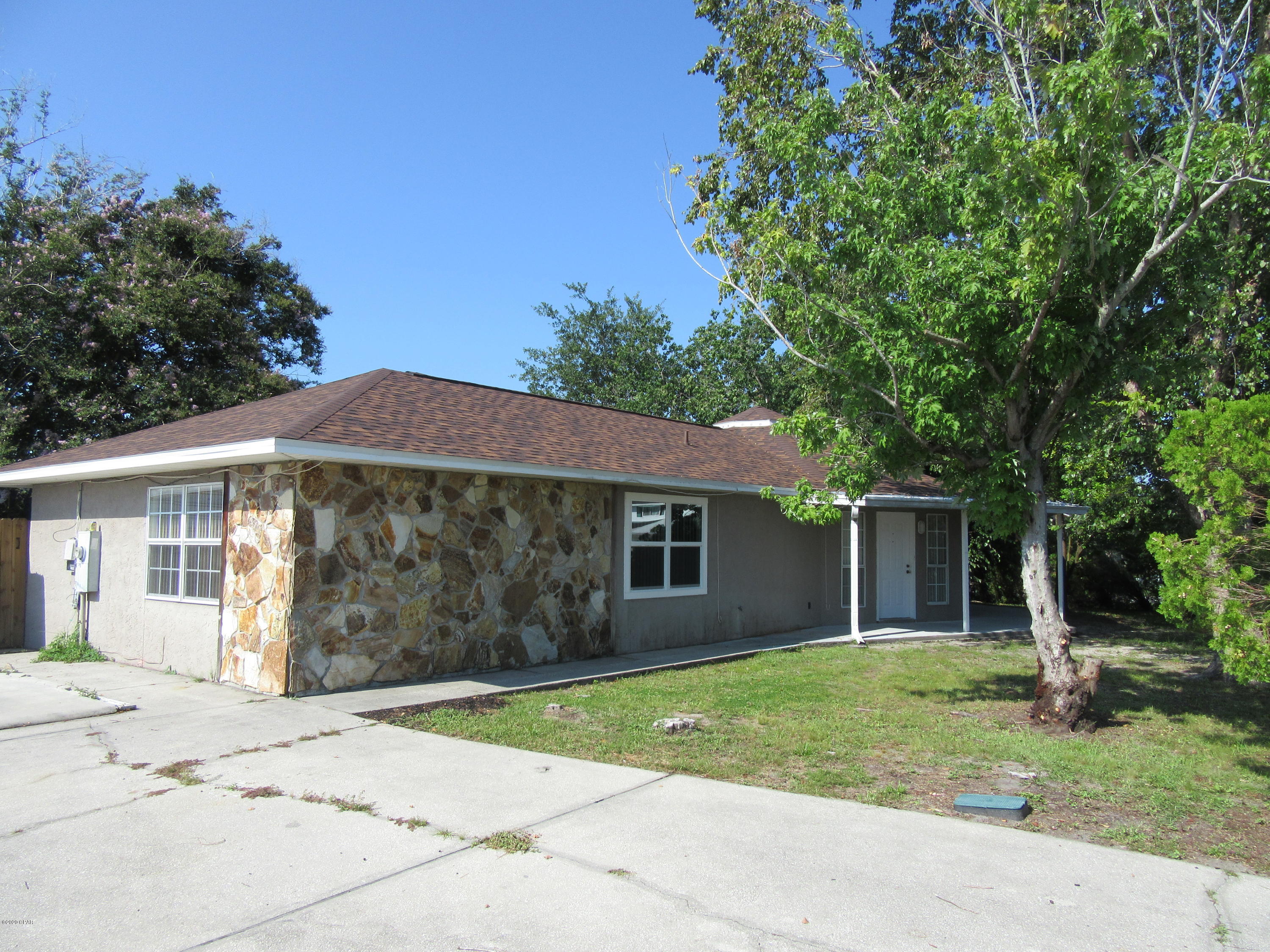 3/2 octagon home in Lynn Haven located in Gulf Coast Village. Fenced back yard with storage shed. All property sizes and ages are approximate, please measure and/or verify if important.

School assignments are subject to change, please check with Bay County for most accurate information.

Deposit is the same as the rent.

Pets NOT Allowed! DISHWASHER ( AS IS )