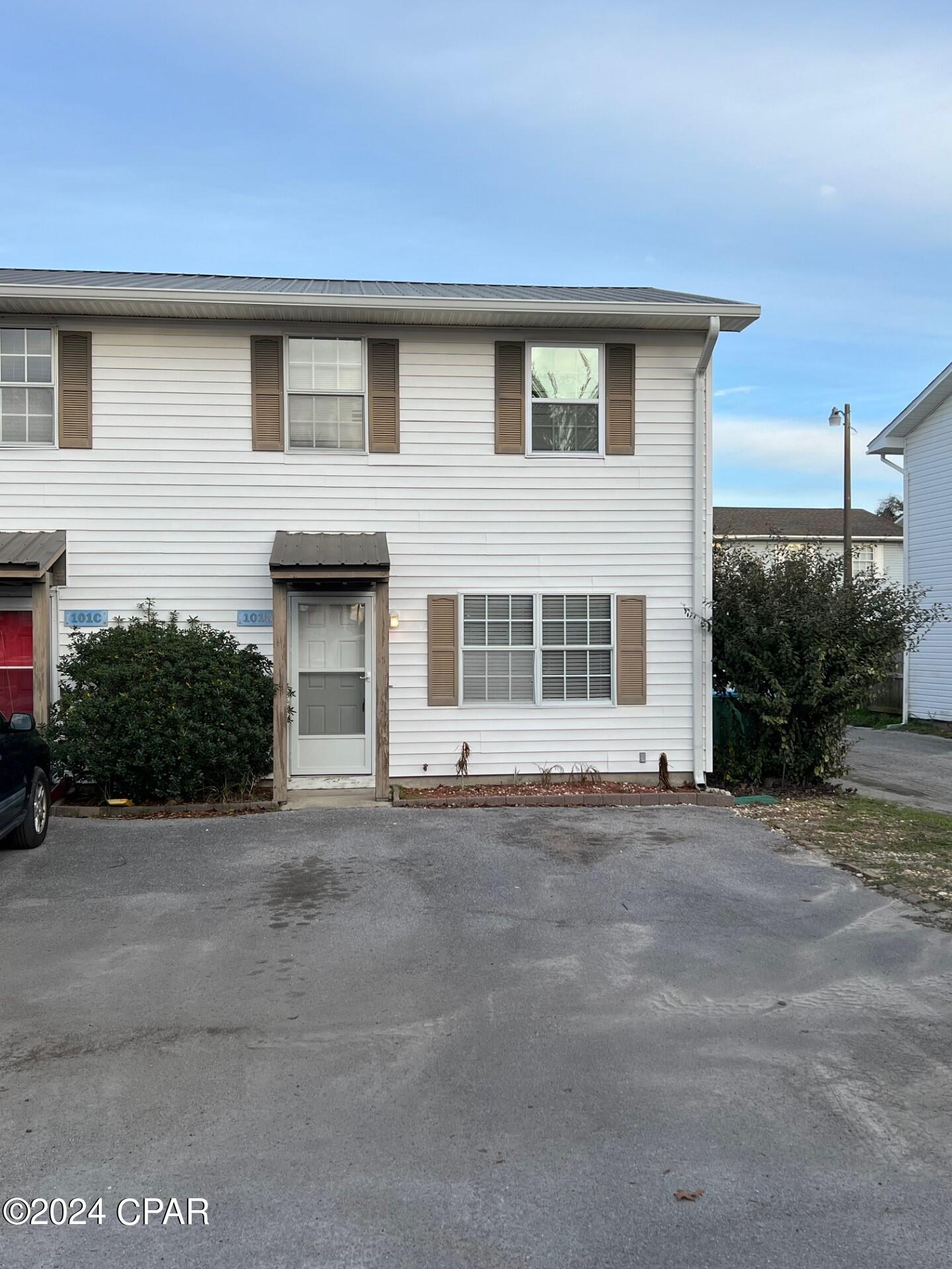 Great location for this 2 bedroom townhome. Located on the West End of Panama City Beach, just a short distance to the beach, and a short drive to the 30a / Walton County corridor. This townhome features over 1000 square feet with a large kitchen and a large master bedroom along with a fenced back ''courtyard'' style area.