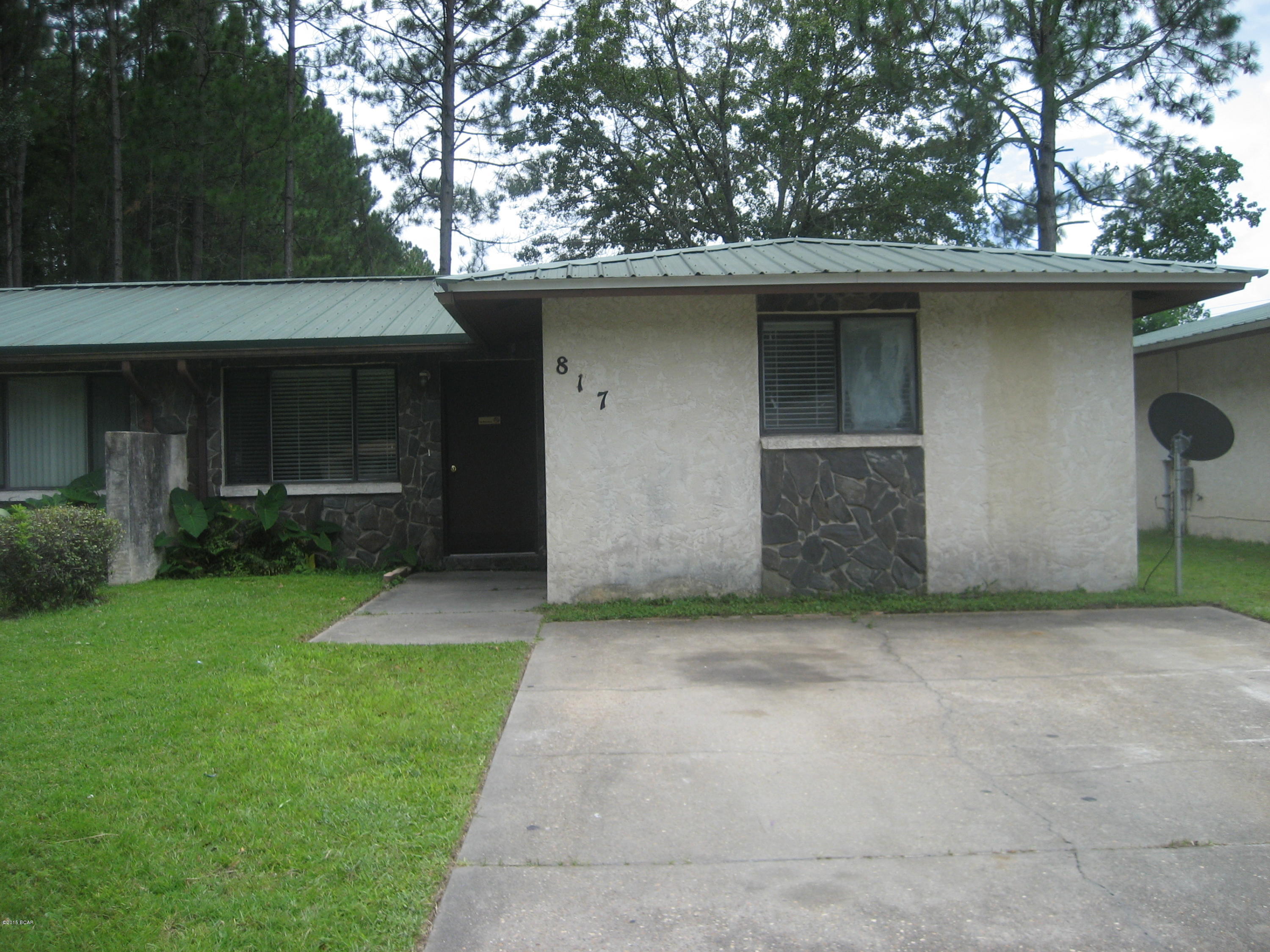 Nice 3 bedroom two bath duplex in Lynn Haven. At the end of the cul de sac. Central heat and air, dishwasher, washer/dryer hook up. Utility/storage room. Small pet ok, with pet deposit.

Copy this link to your browser to schedule a showing at your convenience.  

https://secure.rently.com/properties/304281