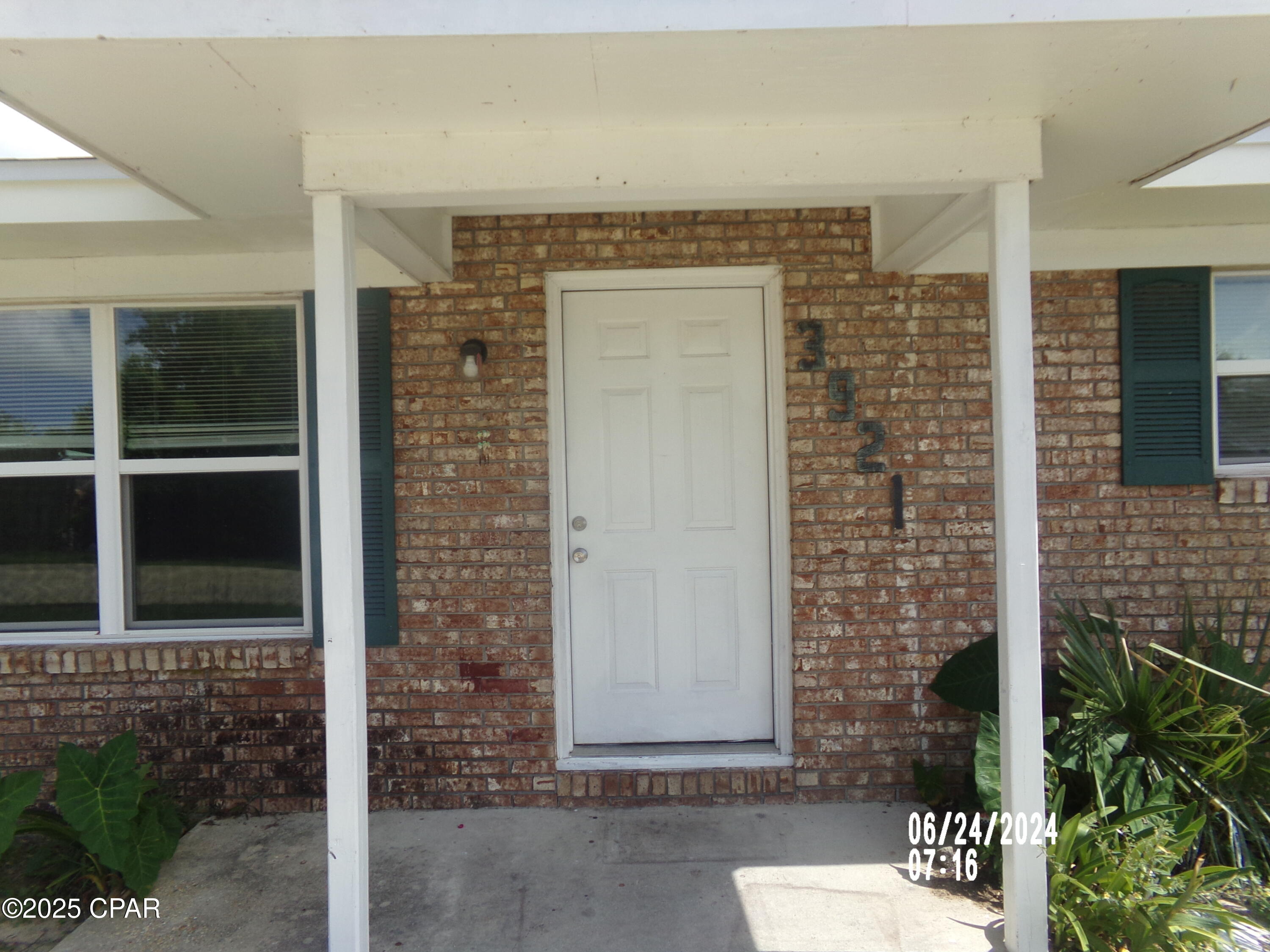Cute 2/1 Apartment for Rent. Located near Schools, Shopping and TAFB. NO PETS. Must have at least a 600 or better credit score. All measurements, zoning, sizes are approximate. Please verify if important.