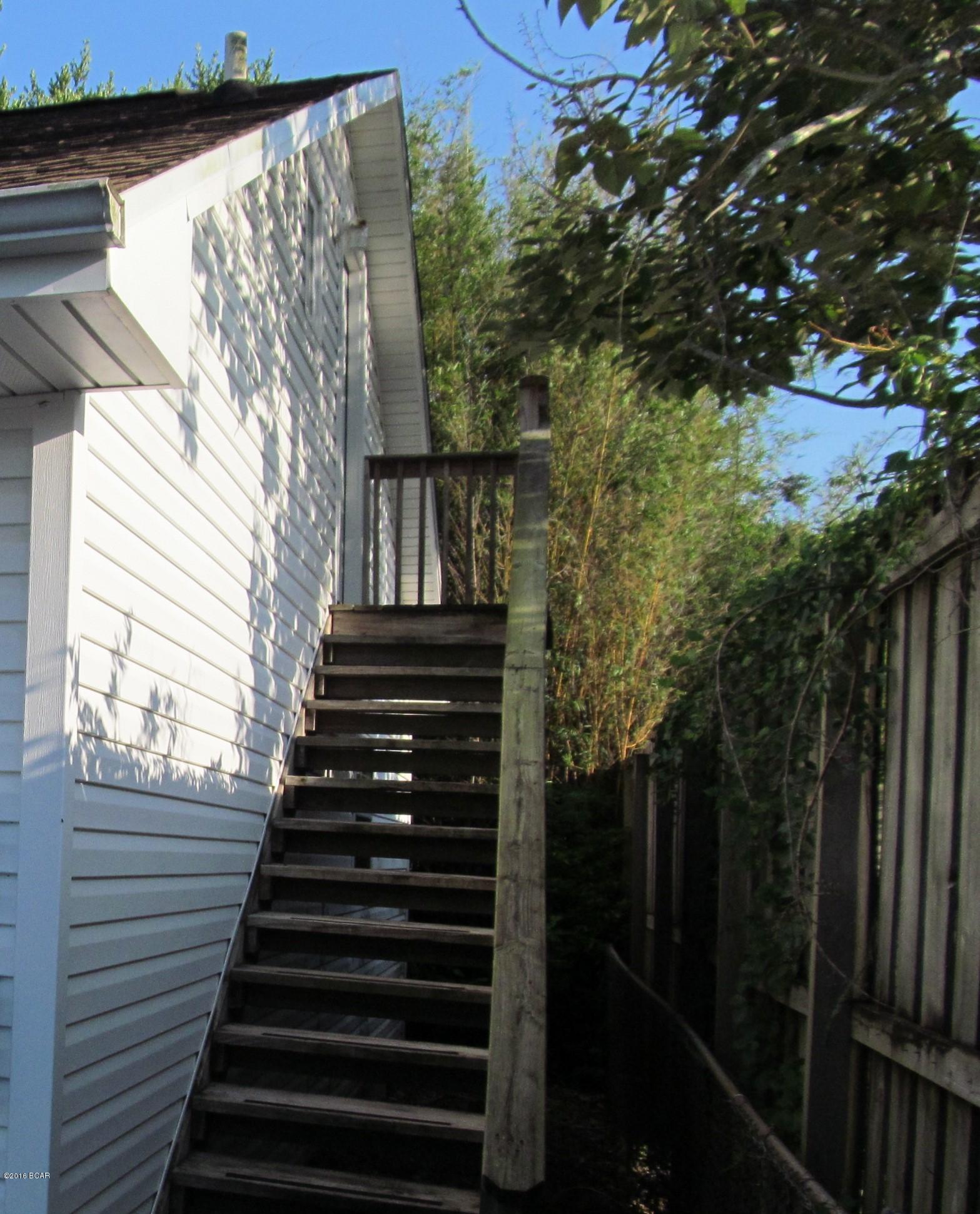 STUDIO APARTMENT-UPSTAIRS UNIT, ALL ELECTRIC, W/S/G INCLUDED, GLASS TOP STOVE, MICRO WAVE, FULL SIZE REFRIGERATOR AND FULL BATH W/SHOWER.