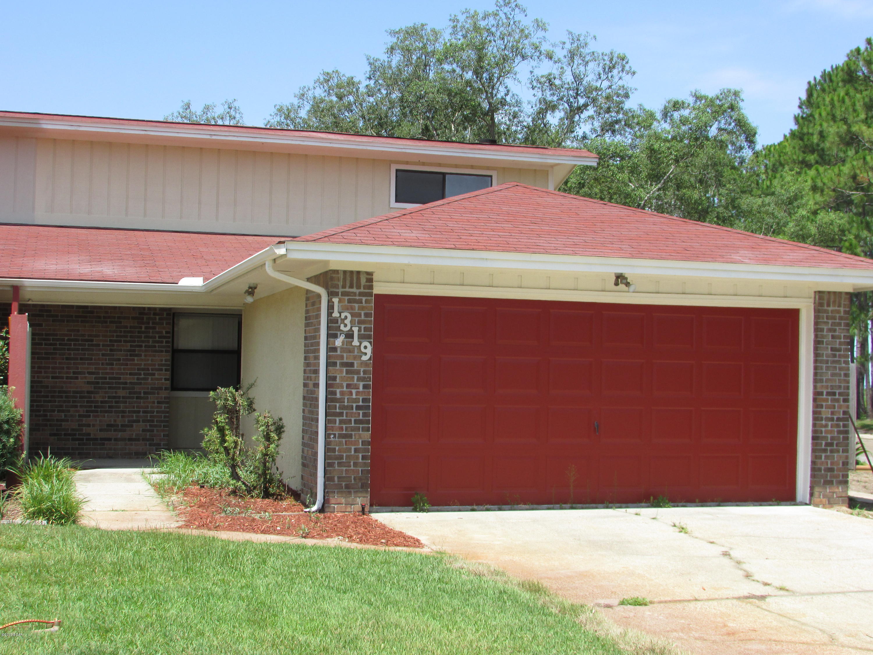 Elegant 2 bedroom, 2 bath rowhome w/2 car garage. Home features open living area, wood burning fireplace, split bedroom floor plan, screen patio, fenced side yard, granite countertops and hardwood floors. Property is conveniently located to a park and boating with a view of the bay from the patio.