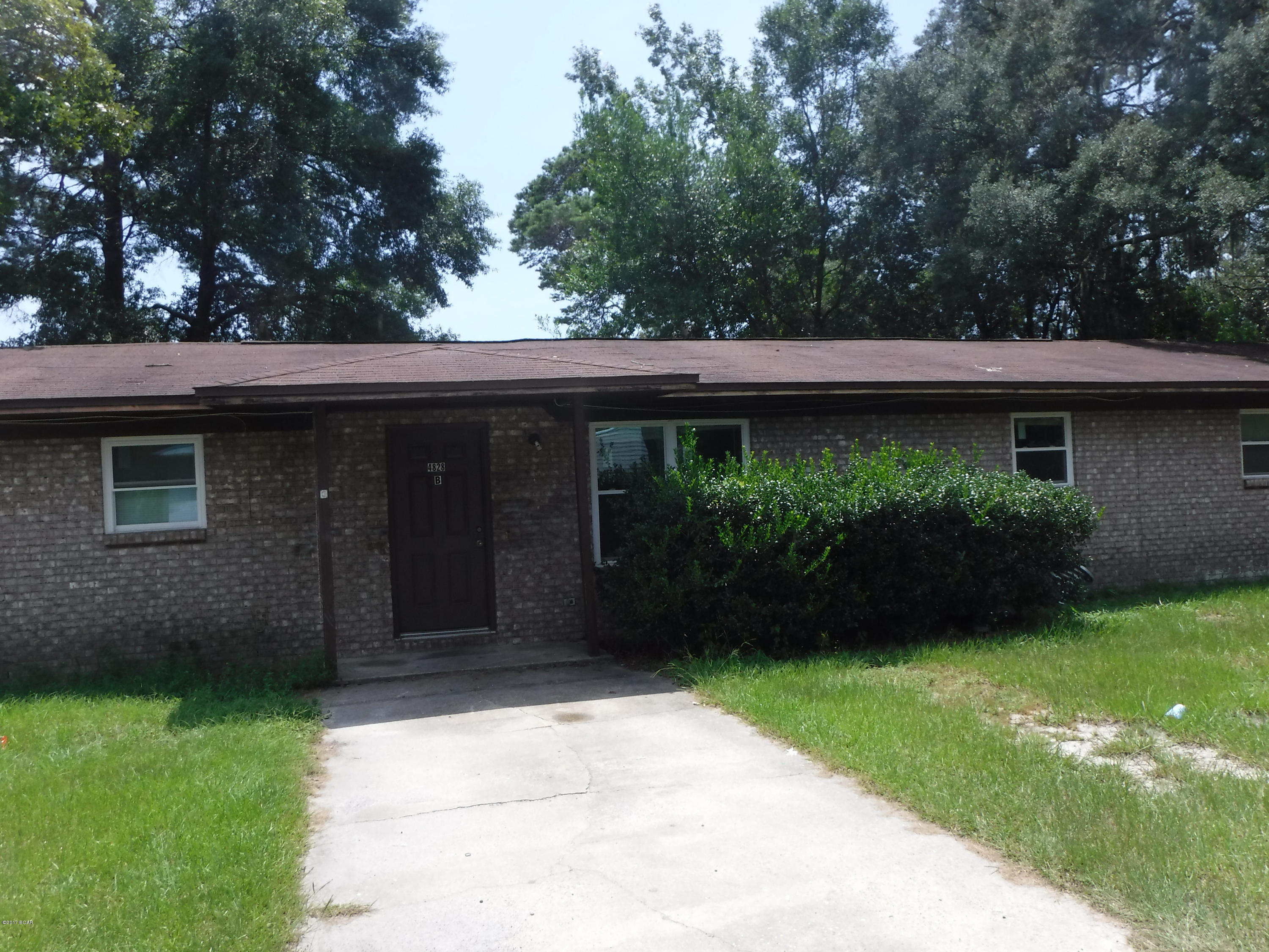 2/1 duplex close to Tyndall AFB. All property sizes and ages are approximate, please measure and/or verify if important. School assignments are subject to change, please check with Bay County for most accurate information. Deposit is the same as the rent. PETS NOT ALLOWED