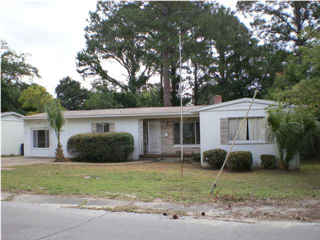 Large home in Cove area, 1700 Sqft with 4 bedrooms, 2 full baths. Home is convenient to downtown Panama City, shopping, and schools.