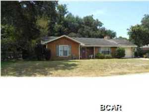 Investment Opportunity, Bank Owned 2 Ba/2 Ba home, nice living room and kitchen, tile floors with wood laminate in bedrooms. Home needs a new roof and siding repairs. Bring offer!
