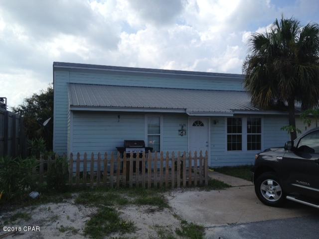 Just North of Thomas Drive - and only a short walk to the beach. This is a 1 bedroom, 1 bath apartment (part of a triplex) located in the Thomas Drive area. Close to shopping and dining.
