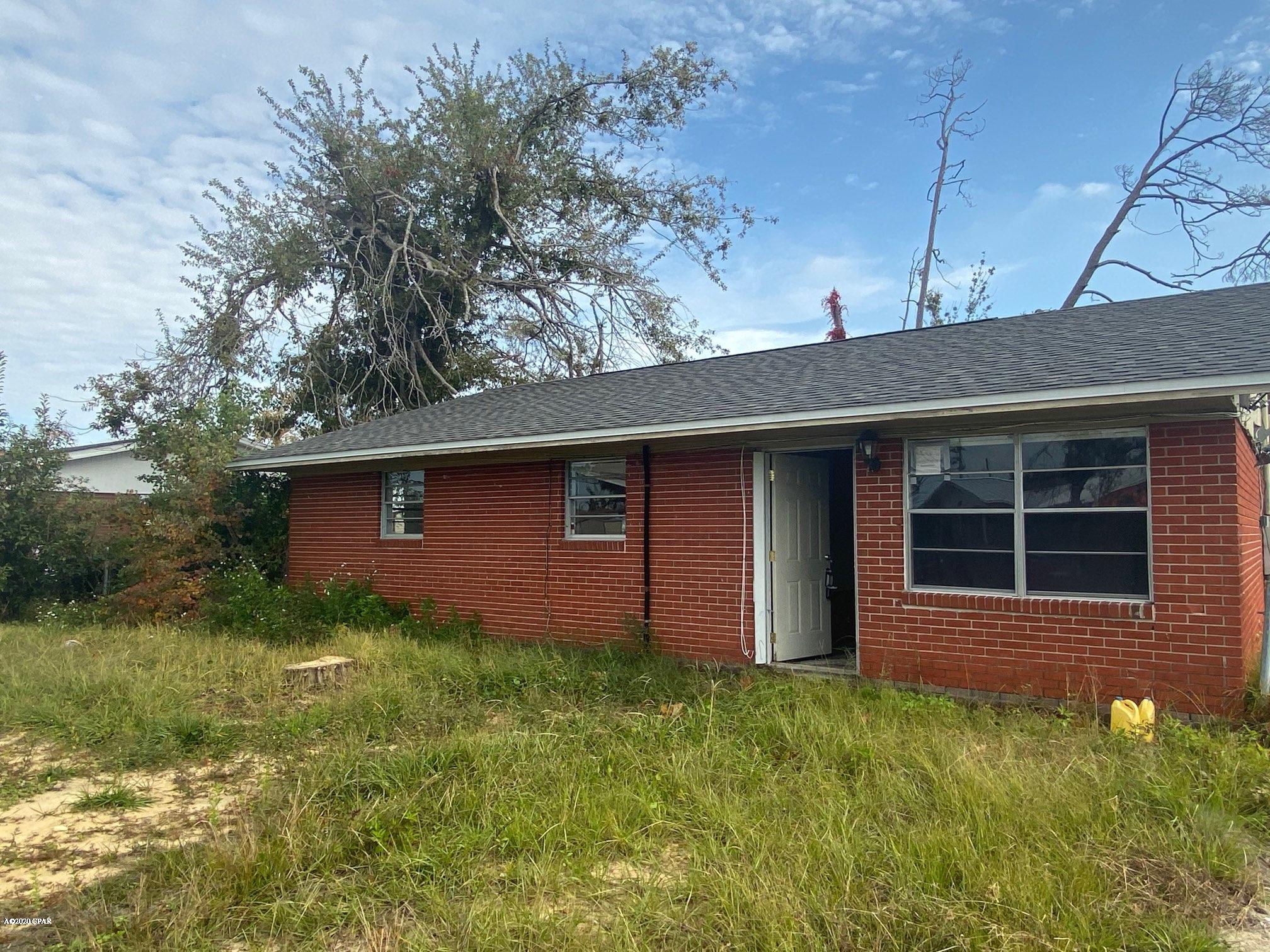 Excellent Investment Opportunity- Flip and Rent or Fix and Flip.

4/1.  Can easily add 2nd bathroom 

Brick ranch, great bones.  New roof. Drywall cut 4 ft up.  Easy to open up the floor plan  Sweet find and super solid. Ceiling and floors intact. This is an easy flip. Quick close.  CASH ONLY