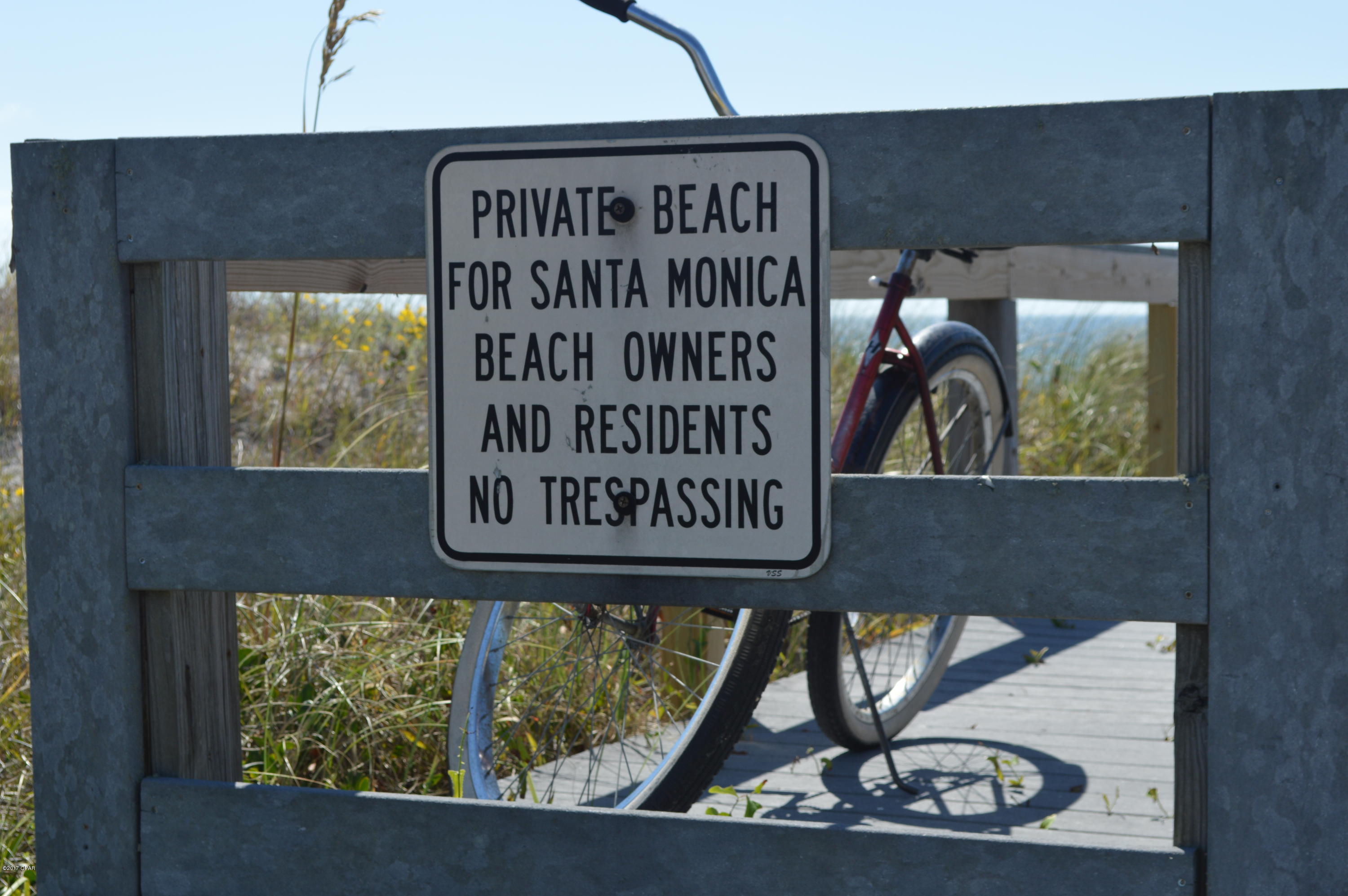 Santa Monica Beach - Land