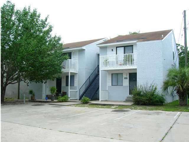 2 bedroom 1 bath upstairs unit near St Andrew's Marina. Water, sewage, garbage included. Washer & dryer hook-up. $750 per month with a $500 deposit.