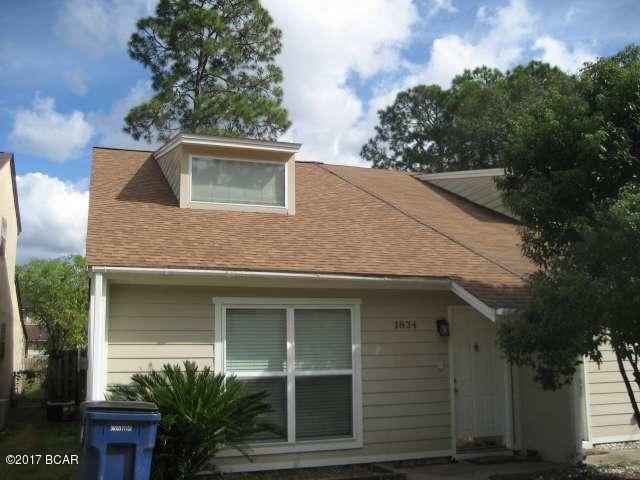 This very nice townhouse is in St.Andrew's close the Lucille Moore school. Has a fenced backyard with a storage shed / workshop. Master suite is upstairs with a full bath and loft.