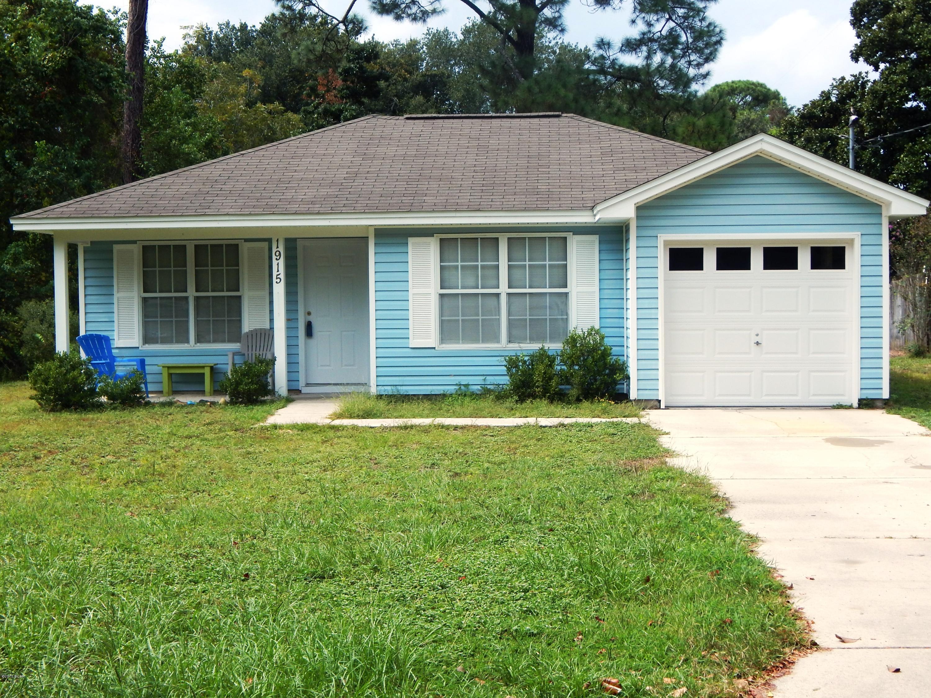 Cozy home centrally located on dead end street. Open floor plan with tile throughout. Specious kitchen with breakfast bar and plenty of cabinets and counter space. Walk in closet in master bedroom.