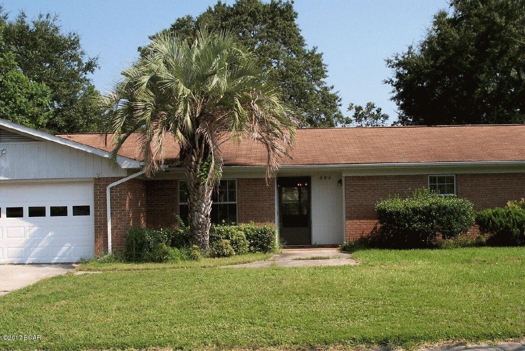 3 bedroom 2 bath home w/2 car garage, living room, den w/vaulted ceiling, dining area, large laundry room, sunroom and fenced backyard.

New flooring and paint throughout!

NO PETS!