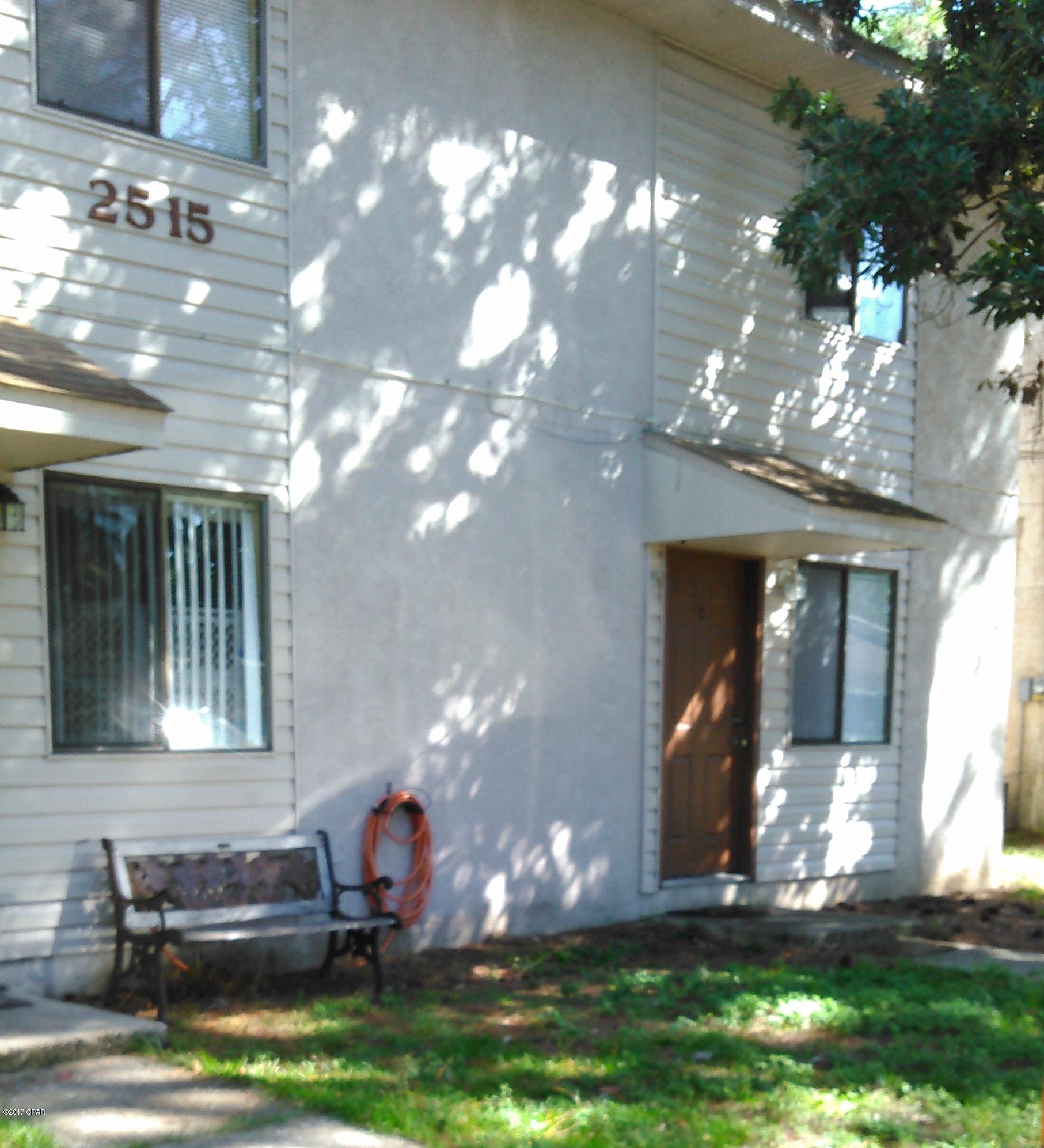 Townhome close to shopping, dining, entertainment and the beach. Water, trash and pest control included in the rent.



All measurements are approximate.