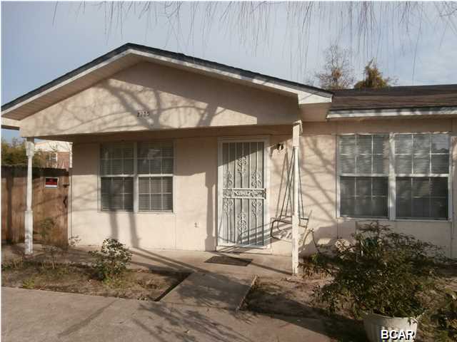 3 Bedroom 2 bath duplex with a large kitchen and dining area. No Pets.
