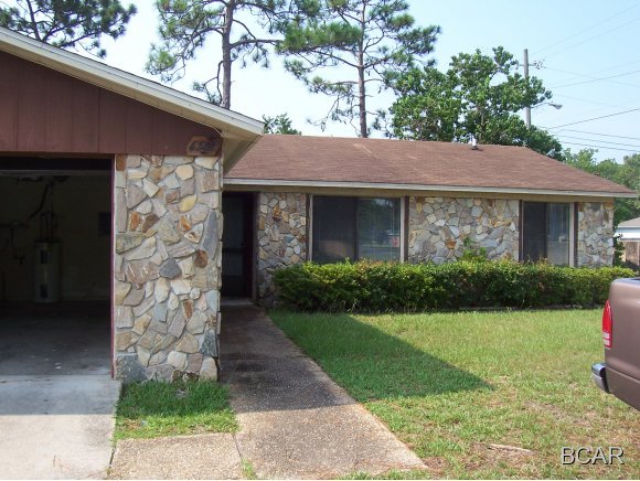 This 3 bedroom, 2 bath home features an open design, tile floors, a one car garage and a nice sized fenced back yard.