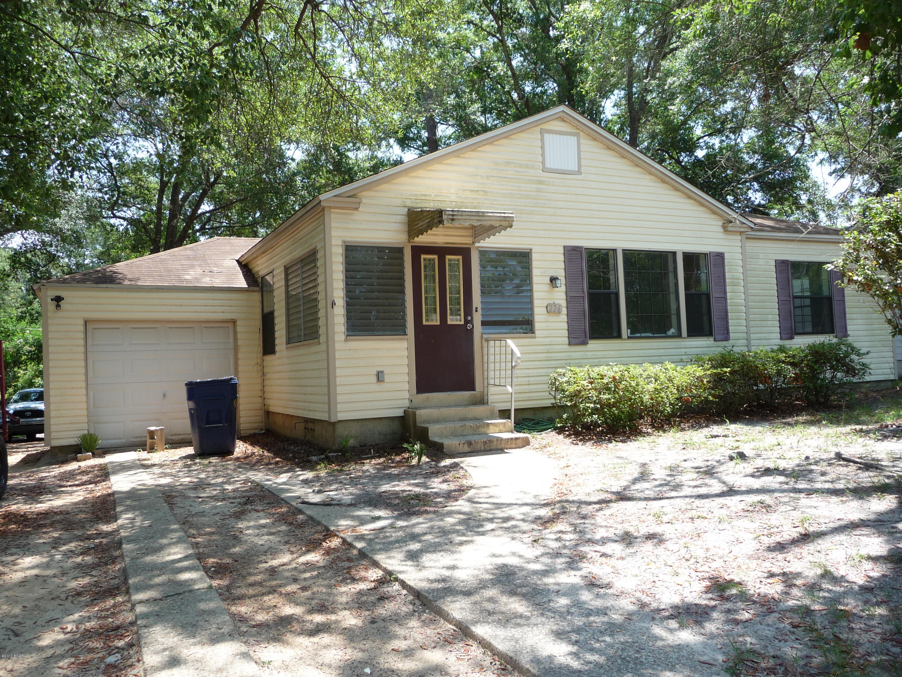 In the COVE!! Cute and neat 3 bedroom 1 bathroom. Convenient to downtown and Bay Med Sacred Heart. Hardwood Floors. Central heat and air. W/D hookups. Backyard is chain link fenced. Also an alley access in back. Pets negotiable with $250 deposit.