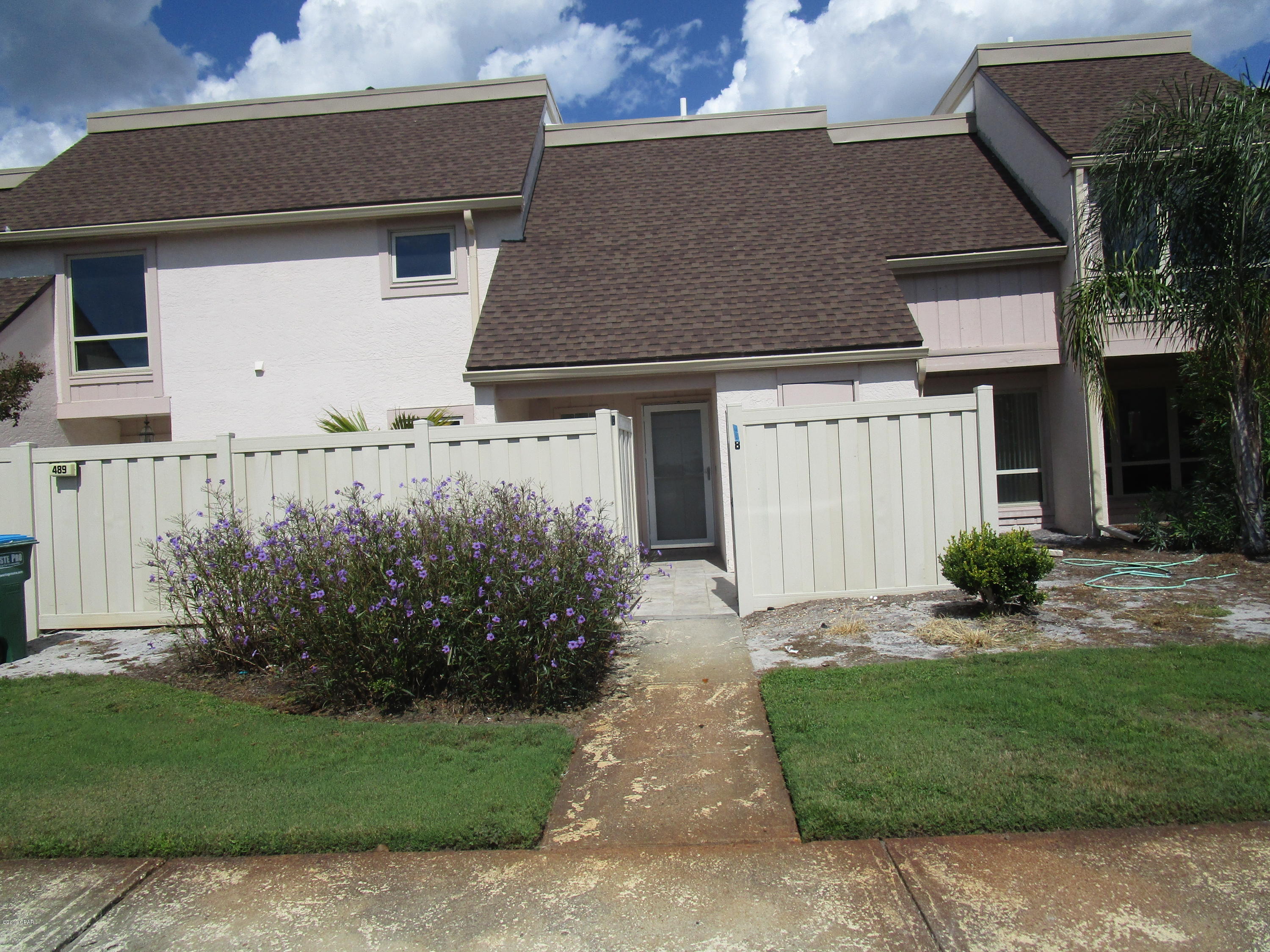 Very nice townhouse style golf villa. Located in the gated community of Bay Point with 24 hour roving security, a championship golf course, clay tennis courts and a new marina.