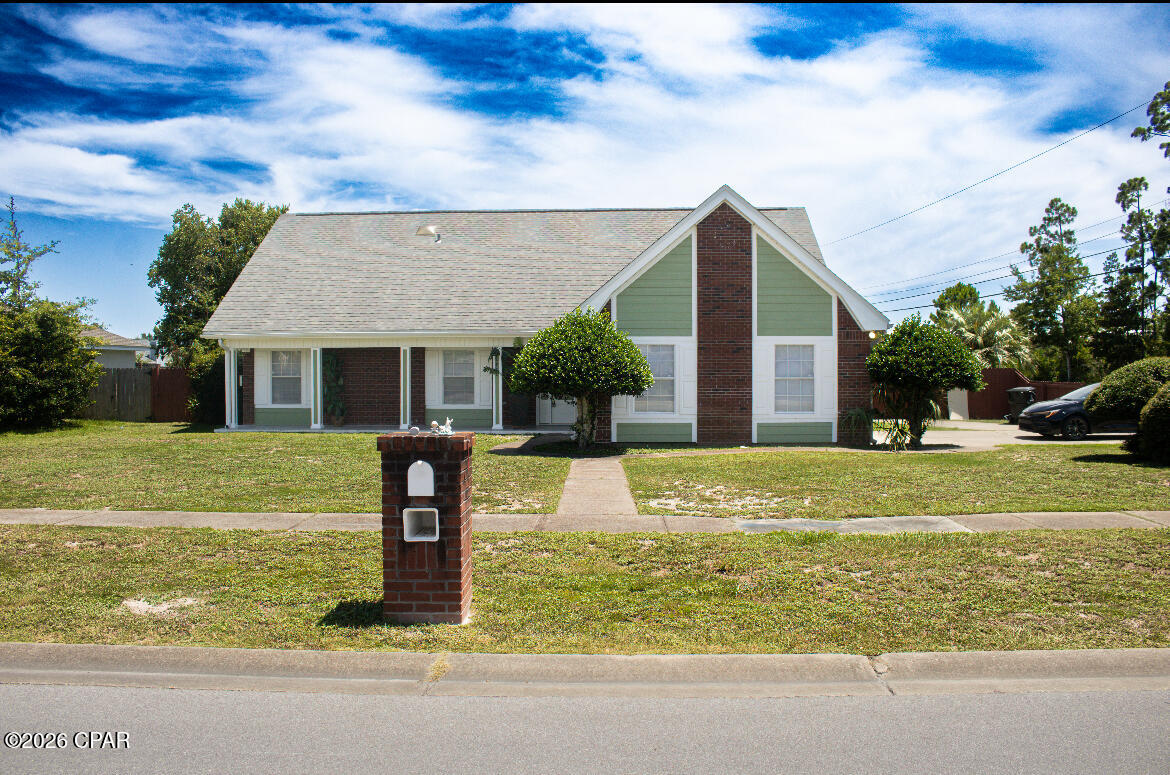 Beautiful property of 5 bedrooms & 3 bathrooms, Completely remodeled, the property is located on the corner, Has a large lot. Excellent urbanization and very close to the best beaches in Florida such as Mexico Beach. Don't wait!!