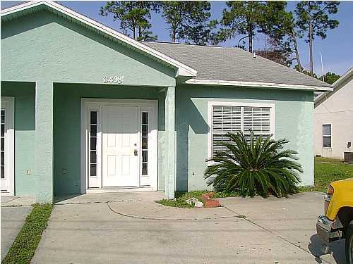 Very nice duplex with open floor plan, breakfast bar, washer and dryer connections, cathedral ceiling. Close to the beach!