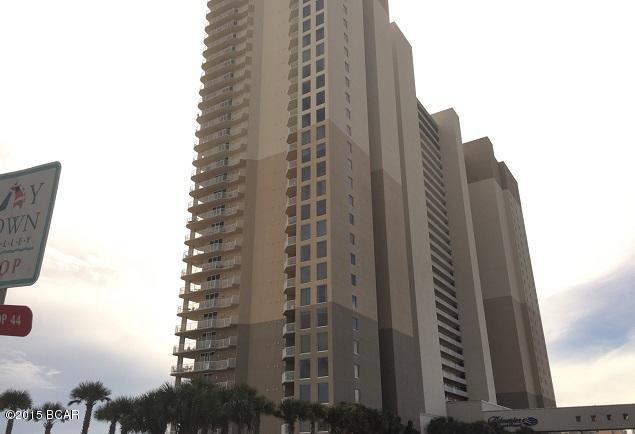 Ccondo with a spacious living feel. This one is ready and waiting for you. A must see! Buyer/Agents to verify all.