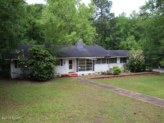 *** PRICE REDUCED*** Large home in town conveniently located to medical facilities, schools and college. Yard has chain link fencing and there is a metal yard building. The house has 2 large bedrooms, 2 and 1/2 baths. There is a den and sitting area as you enter from the rear entrance. Houe is on a nice corner lot with city water and sewer.