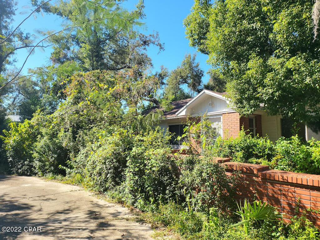 A 4 bedroom 2 bath 1700 sq ft home in Bunker's Cove is now available.



Needs full renovation and/or updating.



Tremendous flip potential with this one.