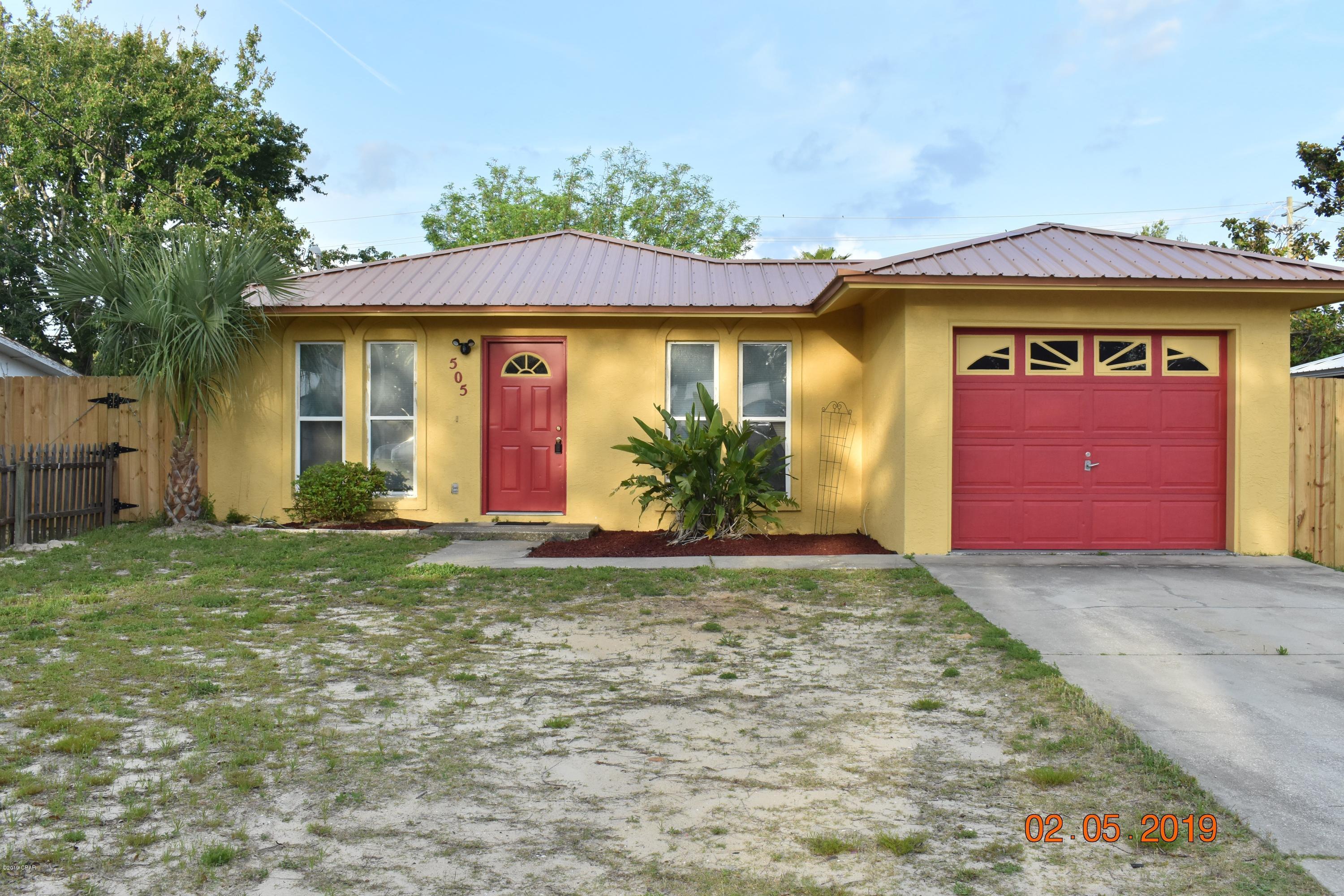 Updated 3bd 2ba house w/ large family room, kitchen w/ b'fast bar, dining area; washer/dryer hook-up. Chain link fenced backyard, 1-car garage. Patio. Small pet allowed with pet fee, restrictions apply.