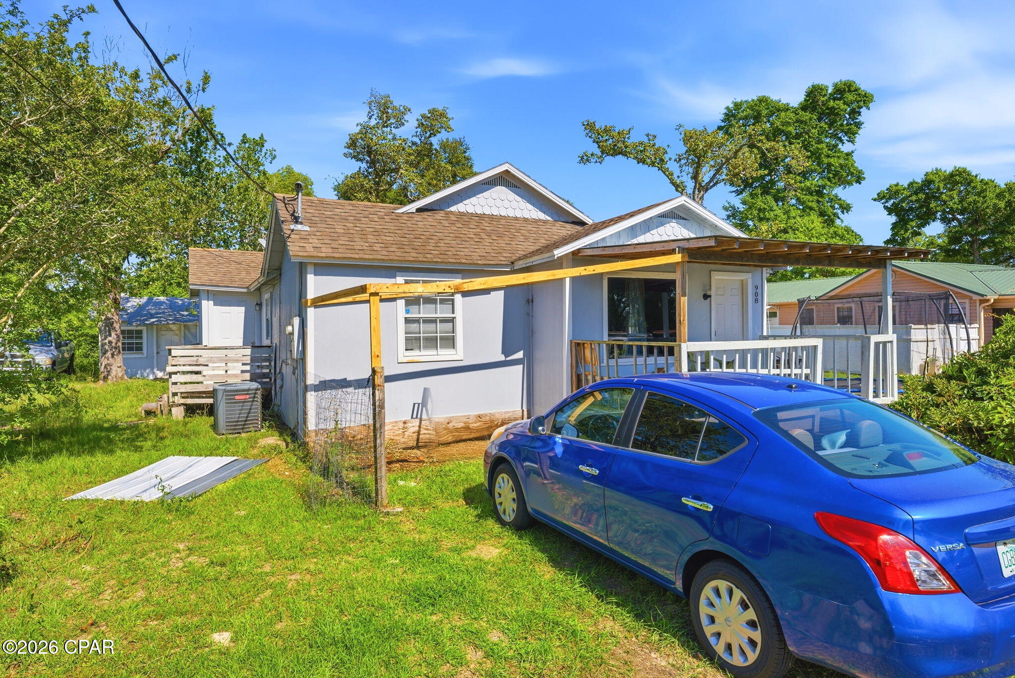 Looking for an investment property already generating revenue? 
Currently renting for $1,100 monthly through the end of July.
TENANT OCCUPIED. 
ALL SHOWINGS REQUIRE A 24 HOUR NOTICE.
All measurements and items of importance are to be confirmed by buyer or buyer agent.