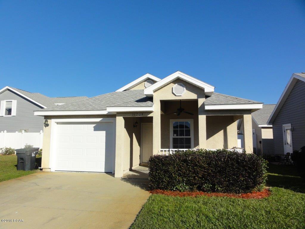 BEAUTIFUL ranch located in the Palm Cove subdivision! Brand new paint and carpet!! Kitchen features white cabinets, white appliances, and a breakfast bar! Living room with dining area! Master bedroom features a walk-in closet and a private bathroom with double vanity! Two additional bedrooms share a full bathroom! Don't miss out on this great opportunity!! Please show and submit your offer today!