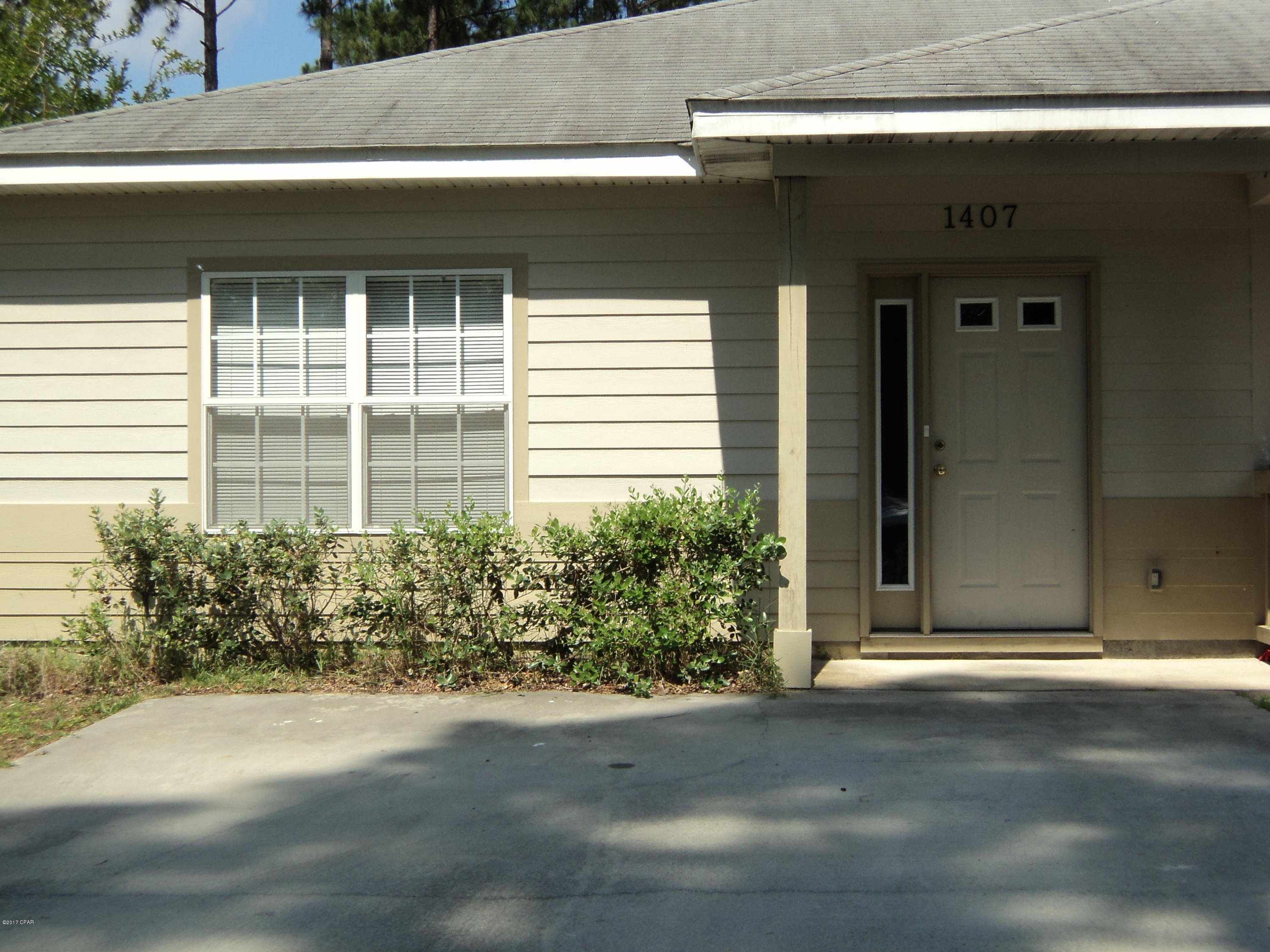Attached single unit with open floor plan, breakfast bar, washer/dryer, ceramic tile, and carpet.



All measurements are approximate.
