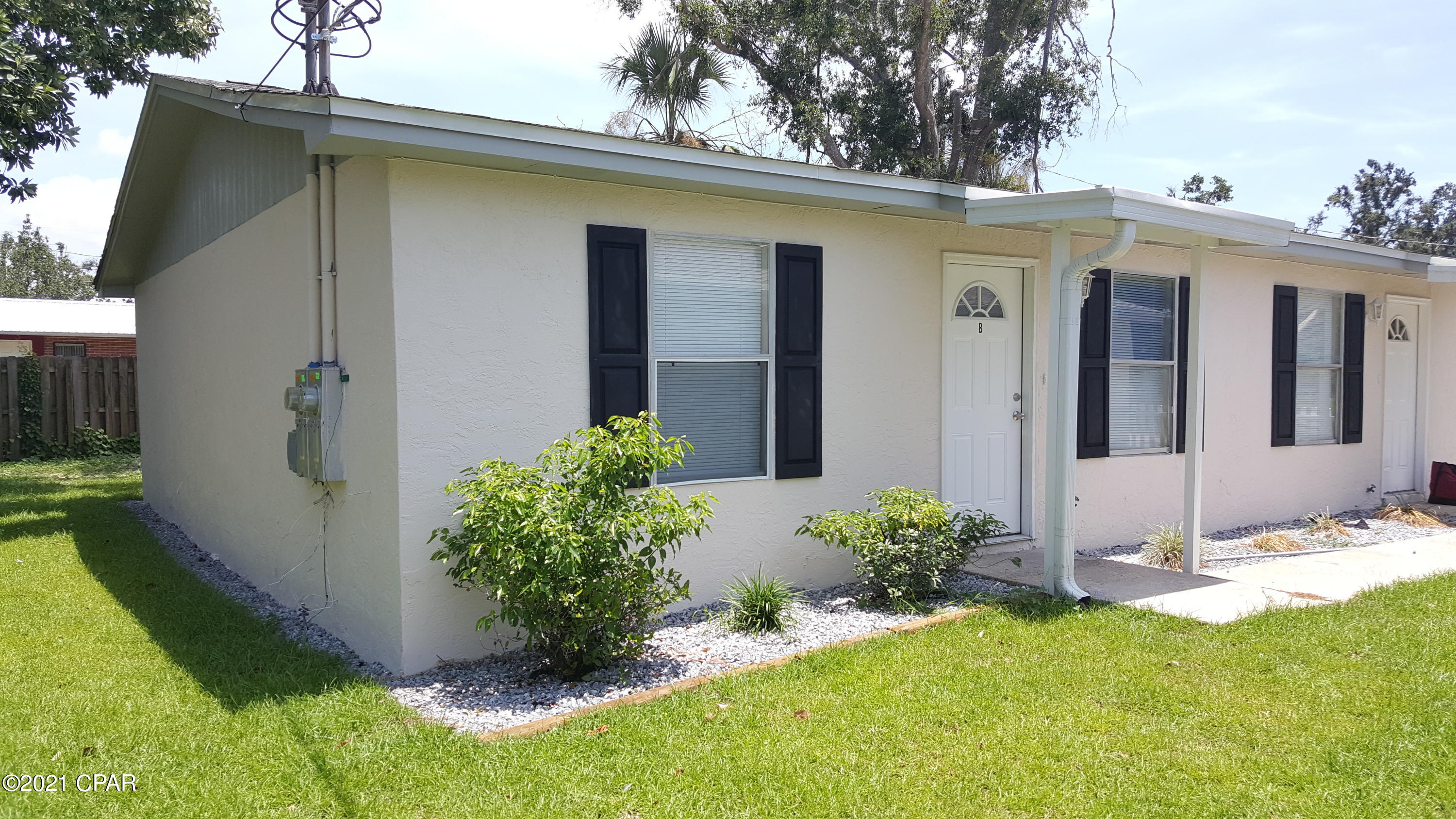 2BR, 1 BA, Washer dryer connections, newly remodeled, covered patio, single level with no one over you, Great location, $1,050 rent with $1,050 deposit.  Available April 10-15 Range. Remainder of April free with signed lease, Deposit and May's rent paid at lease signing.