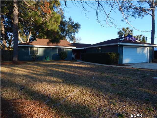 One of the few homes under $200,000 in the exclusive and highly desired Kings Point, Kings Ranch area. The kitchen has been fully remodeled with $20,000 of upgrades to include a large granite counter top which complements the breakfast bar. All stainless steel appliances, tiled ceramic flooring and a large eat in kitchen. This 3 bedroom 2 bath home at almost 2000 sq ft, is centrally located and close to schools, shopping & entertainment, located on 23rd Street. Enter through the elegant double door and step down into the sunken living room with beamed cathedral ceiling and cozy wood burning brick fireplace. In addition, you have a large formal dining room adjacent to the large eat in kitchen. The master suite is large with double vanity and walk-in closets. Additional bedrooms