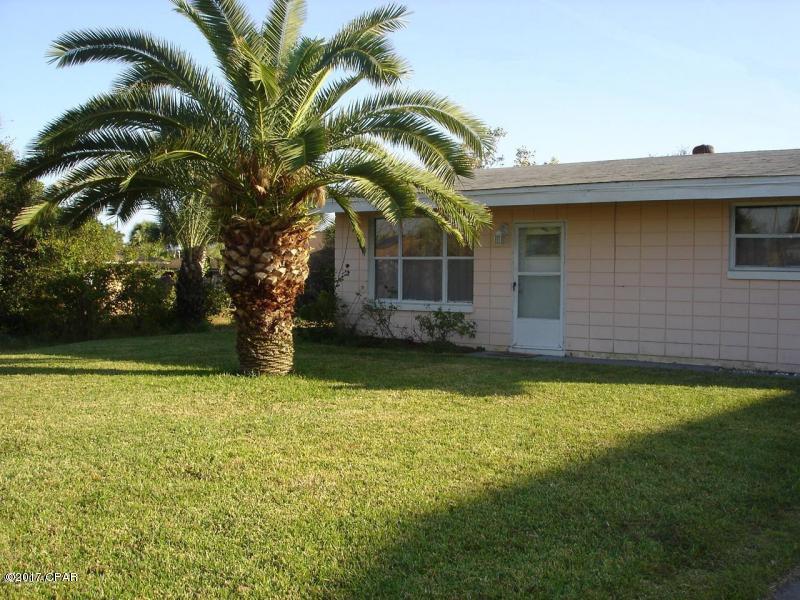 Short walk to BEACH!!!! 3 Bedroom 1 bath beach cottage on cul-de-sac and just steps from beach.Home has fruit trees in the backyard. Close to Pier Park.Pets with approval.