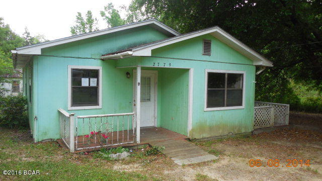Cozy 3 Bedroom 1 Bath on a corner lot in Wausau. Home has wood and vinyl flooring thru-out home! Screened patio off back to relax in. Home needs some work and would be great for a Home Renovation Home loan! Call today!