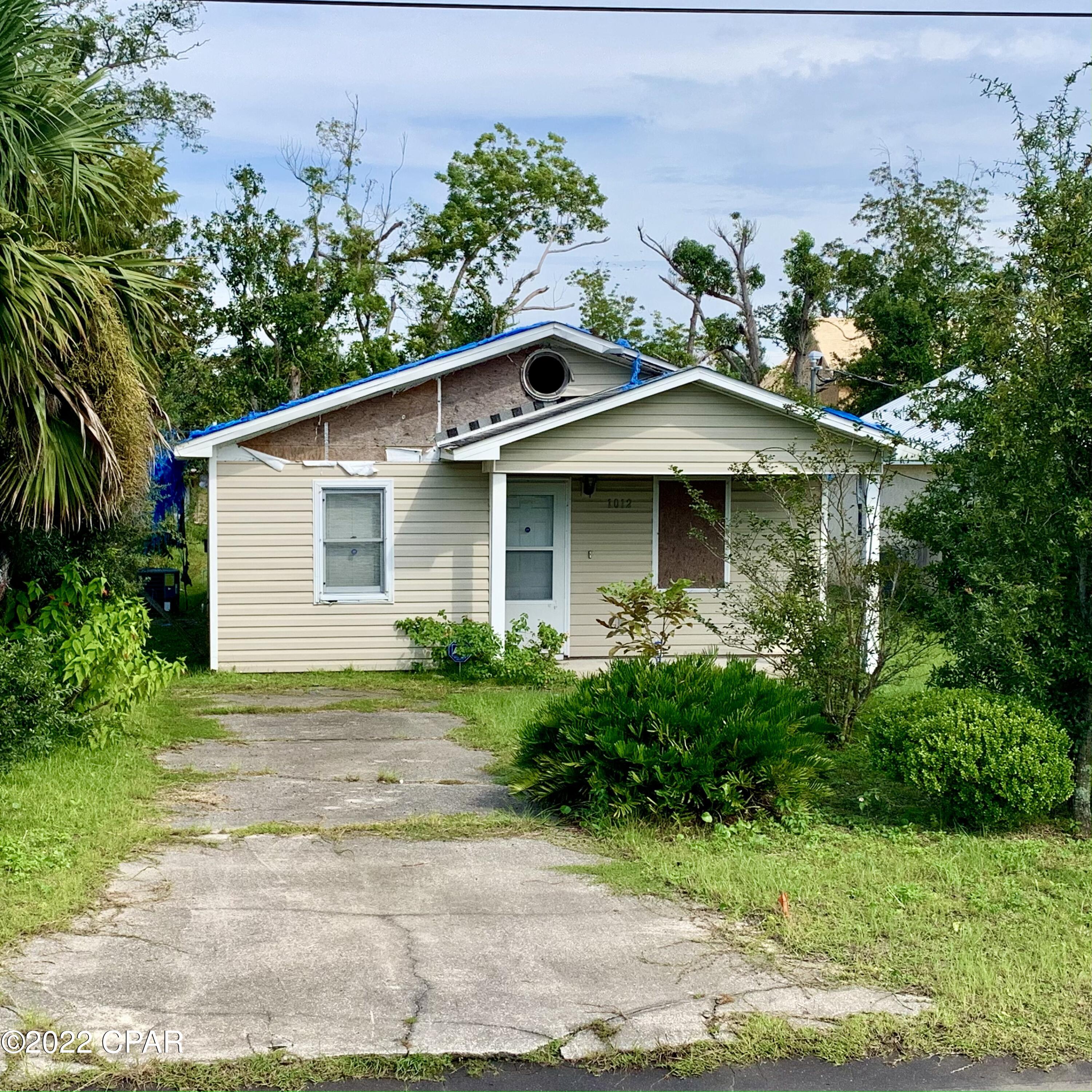CURRENTLY UNDER CONTRACT, SELLER WILL CONSIDER BACKUP OFFERS. A property ready to be flipped and repaired for someones future dream home. If you're ready to fix and flip a house for you or to rent out, this is the perfect home for you. This home is located in flood zone X. 

3 BD/2BTH. Show today, take a look and send an offer!