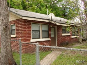 -Conveniently located Apartment home with ally access. Home includes 1 spacious bedroom and bath with kitchen and living area.