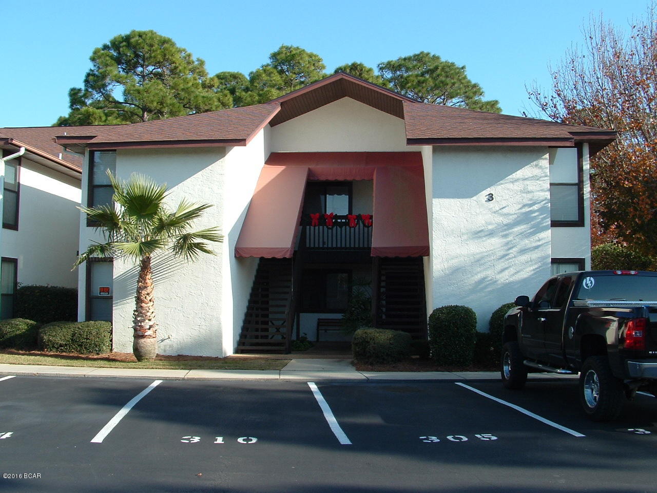 Upper level unit in Point Lagoon Condominiums. This complex is in a great central location, close to shops and beaches. Community amenities include a boat dock, pool, and hot tub. Water, sewer, trash and basic cable included