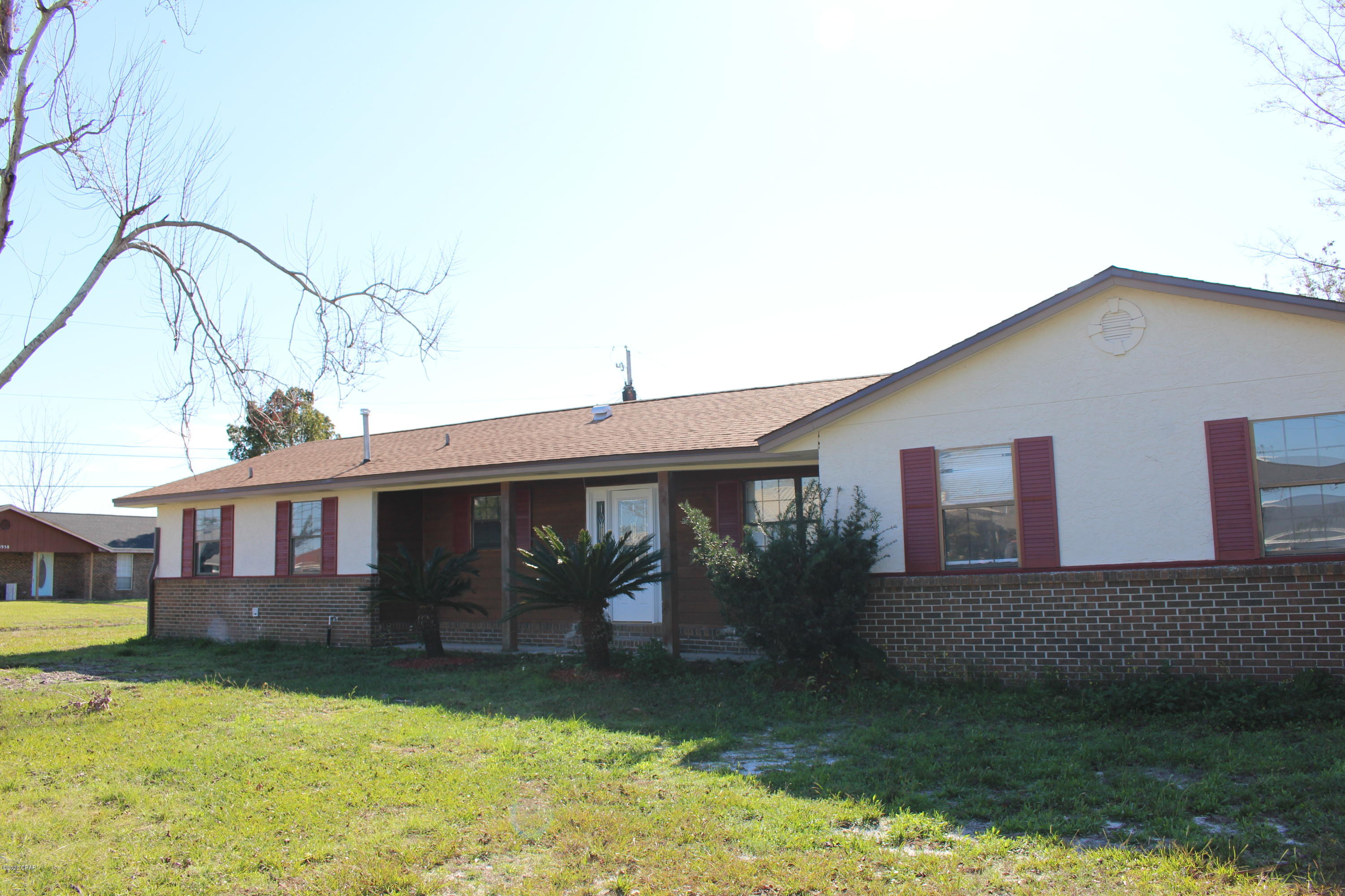 Completely remodeled home on corner lot. Large covered & screened in porch. New Flooring throughout to included tiled in living areas. Stainless steel appliances. Master bedroom has his and her's built in robes. 

Large yard and storage room off carport. 



Pet fee is $300 per pet and limit of 2 pets. Puppy shower in garage.