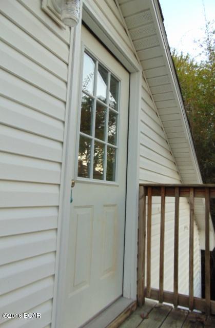 STUDIO APARTMENT- UPSTAIRS UNIT, ALL ELECTRIC,W/S/G INCLUDED, GLASS STOVE TOP, MICROWAVE, FULL FRIDGE AND FULL BATH W/ SHOWER.