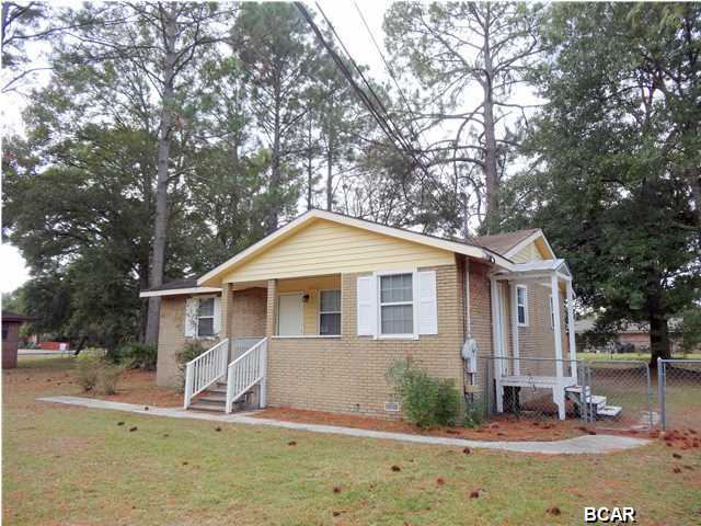 This adorable house is located only one block to Cain Griffin Park. Newly painted and with new floors in most of the rooms this home features living room with beautiful light oak flooring, opens to the dining area and to the kitchen, the bedrooms are split for privacy. The house sits on a double lot and the entire back yard has been fenced. There are two gates, one small by the kitchen and a double to the carport/storage shed. Large shade trees around the back and lovely palm trees in the front. Age,Square Footage, and room sizes approx, if important please verify.
